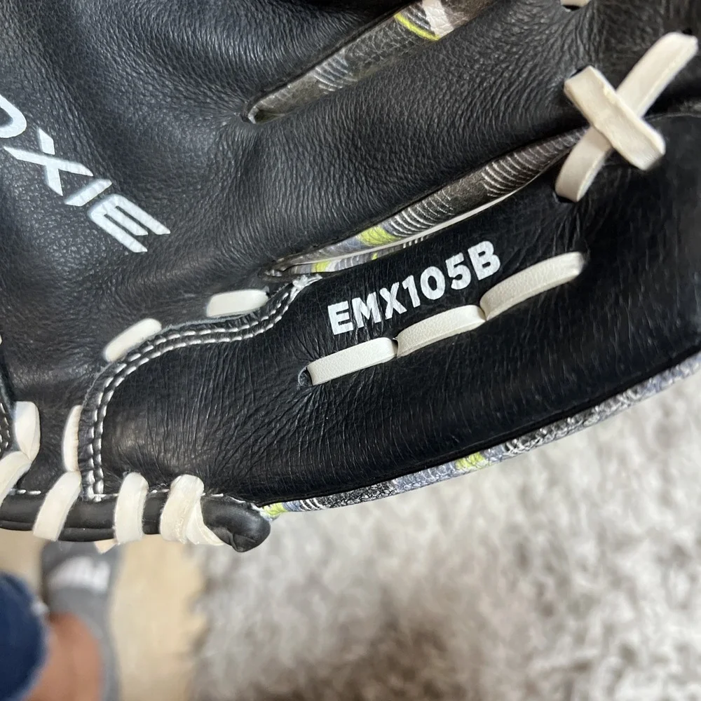 Easton | Moxie Youth Baseball Glove | Sizes‎ EMX105B REG